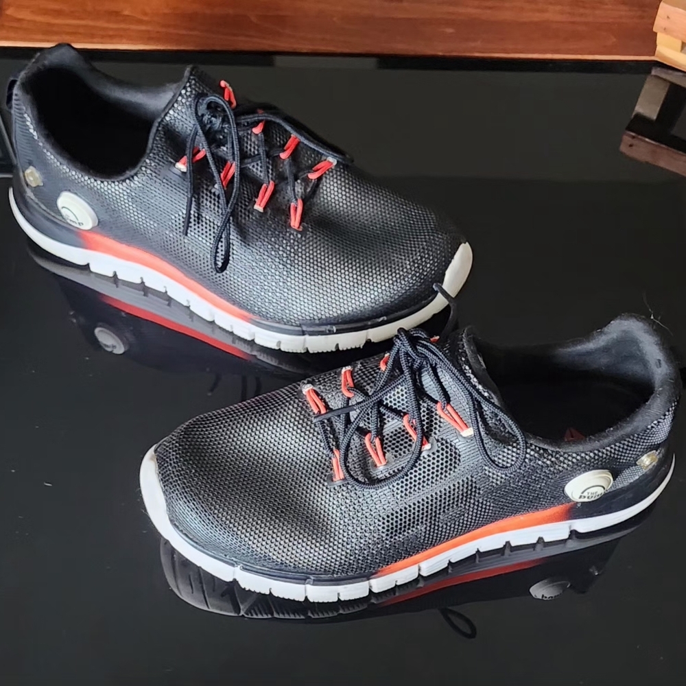 Women's Reebok Pumps, black & Pink Size 7.5